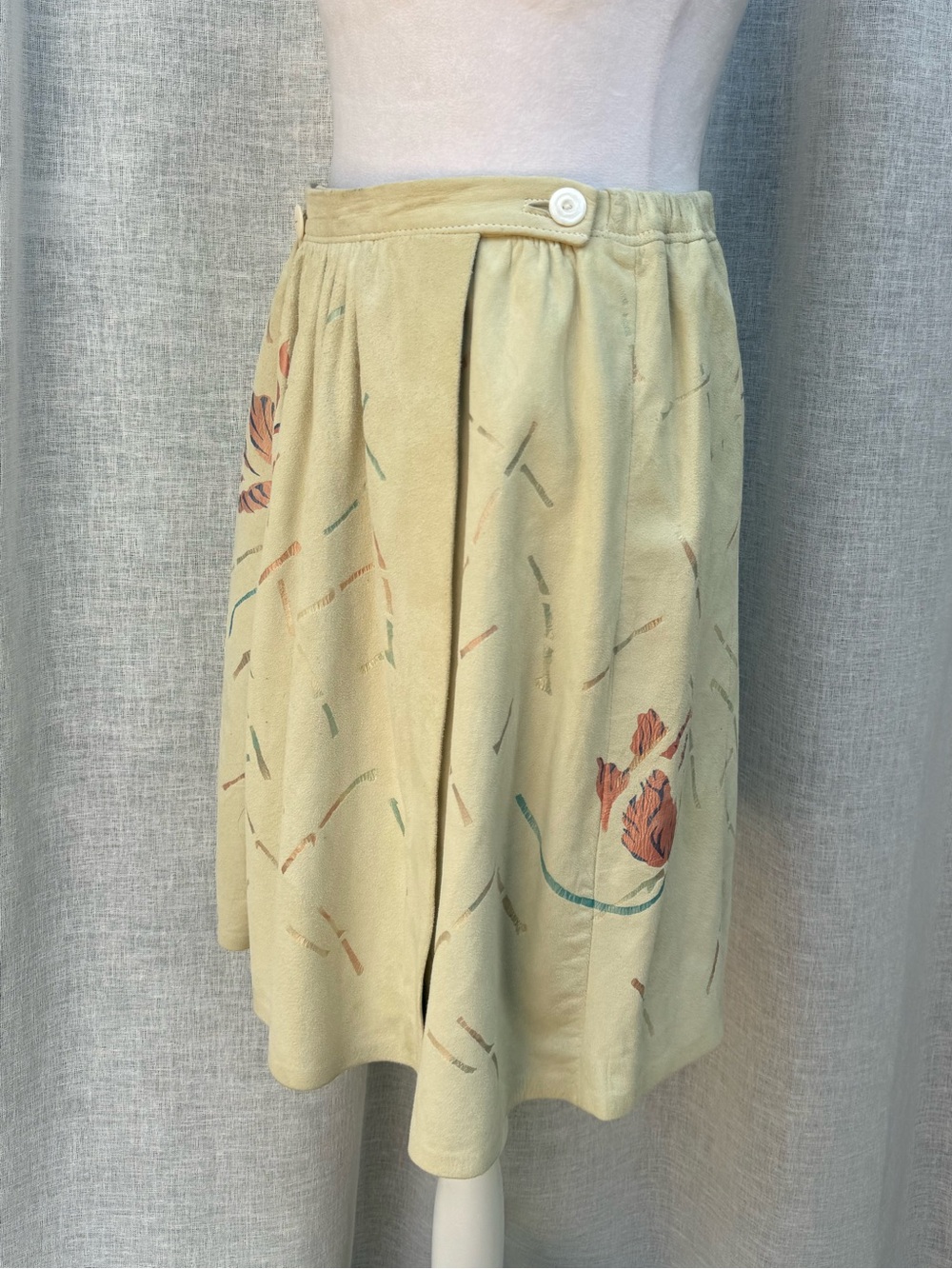 1970's char & Sher light suede wrap skirt - embossed floral design - Picture 4 of 10